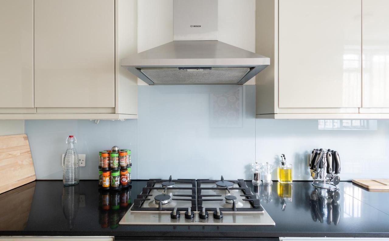 The Chelsea Arms - Bright 3Bdr With Garden & Private Parking Appartement Londen Buitenkant foto