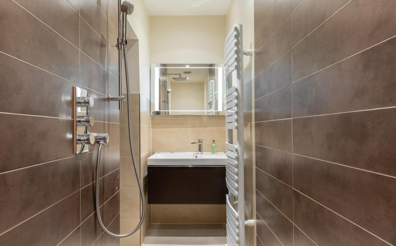 The Chelsea Arms - Bright 3Bdr With Garden & Private Parking Appartement Londen Buitenkant foto